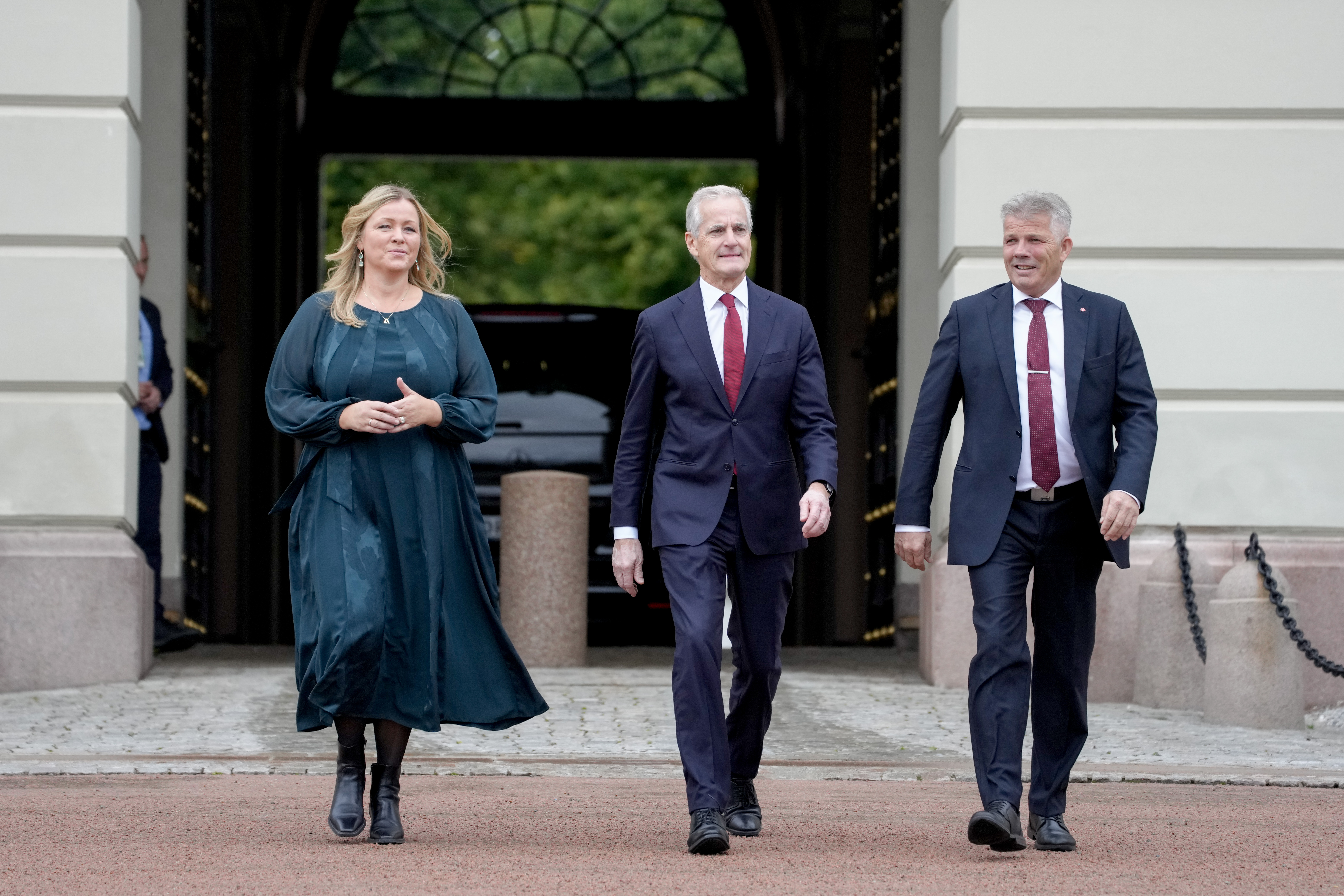 Statsminister Jonas Gahr Støre (Ap) kommer ut fra Slottet sammen med Bjørnar Skjæran og Kjersti Stenseng etter et ekstraordinært statsråd knyttet til endringer i regjeringen. Foto: Cornelius Poppe / NTB