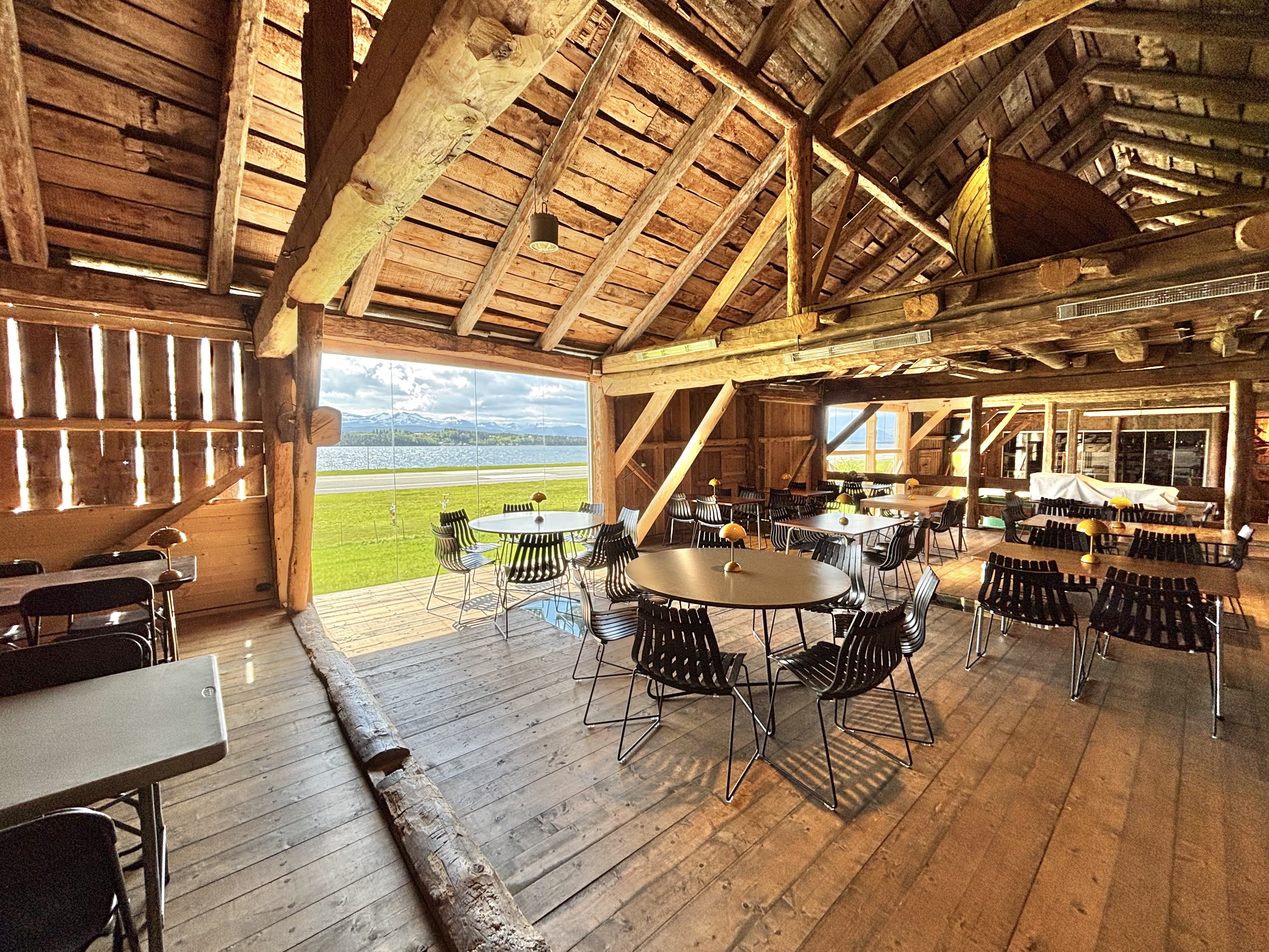 For å få godkjent panoramavindauga av Riksantikvaren, vart det bygd inn ein skyveport med original kledning utanpå. Når porten er att, ser låven ut som han alltid har gjort utanfrå. Foto: Heidi Molstad Andresen / NPK