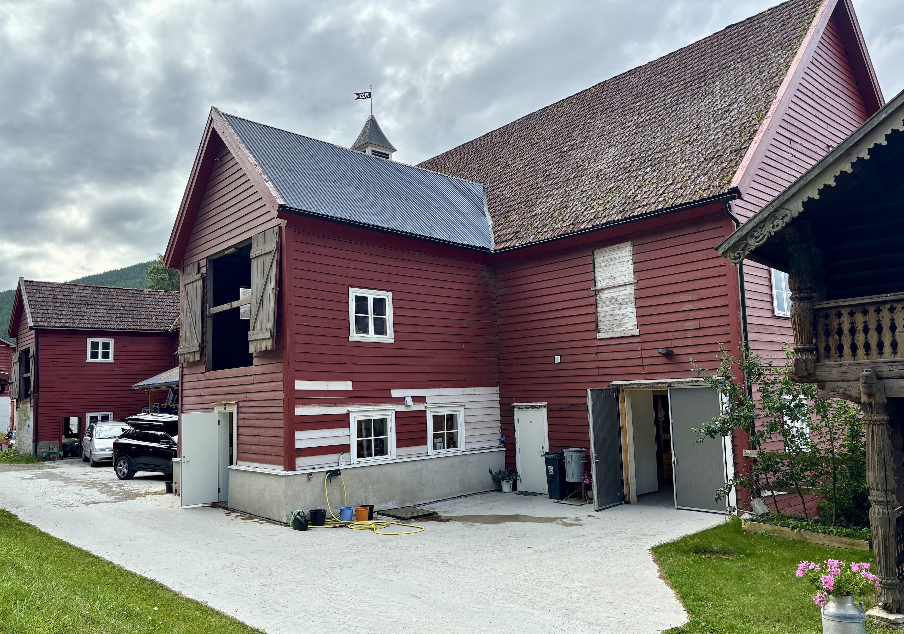 Det nye produksjonslokalet ligg vegg-i-vegg med den gamle låven, som framleis har raud vegg og småruta glas. Foto: Heidi Molstad Andresen / NPK
