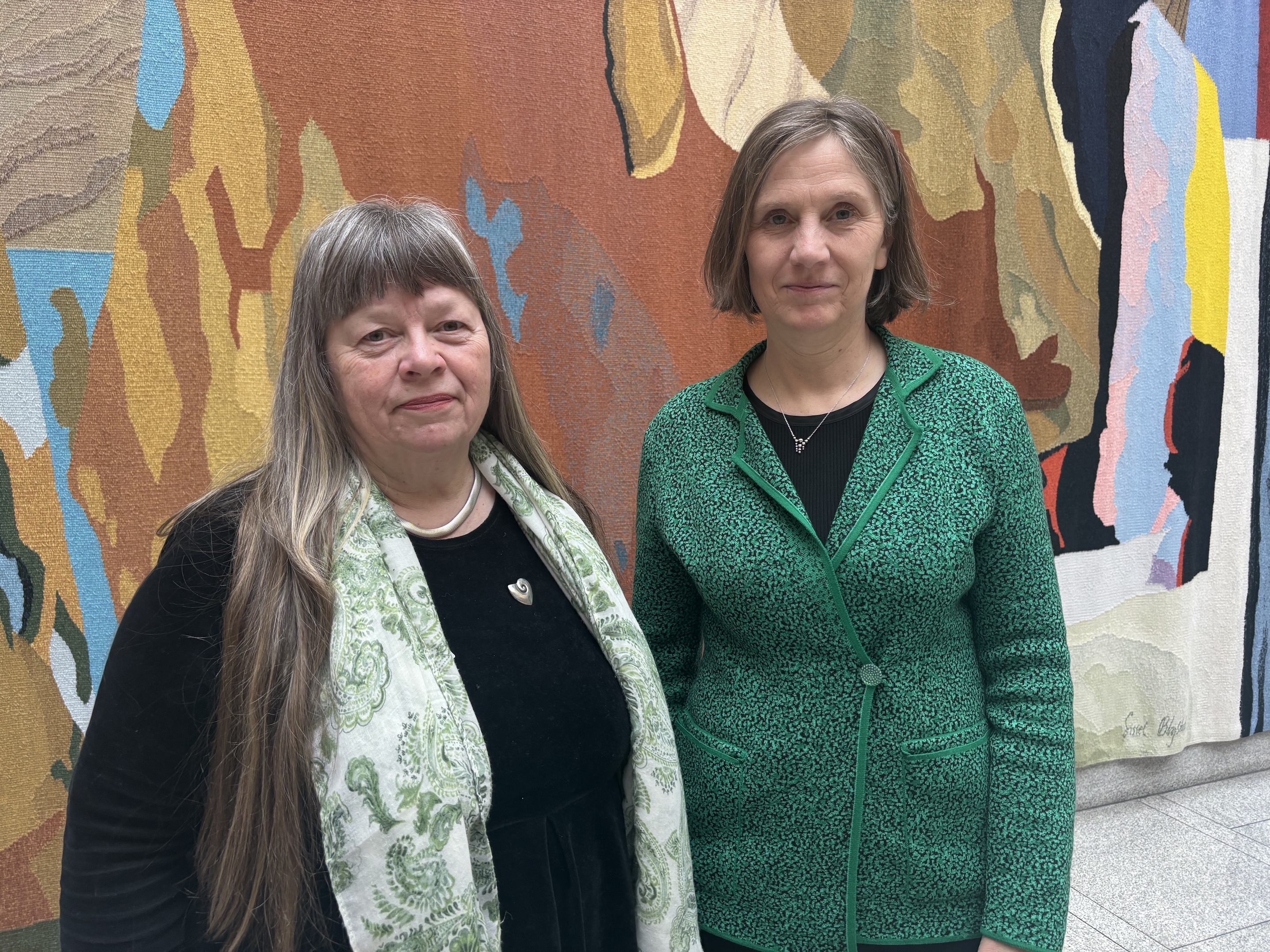 Bente Øien Hauge og Kjersti Toppe i vandrehallen etter at slaget om ortopedien i Lærdal er tapt. Foto: Jan Inge Fardal / NPK