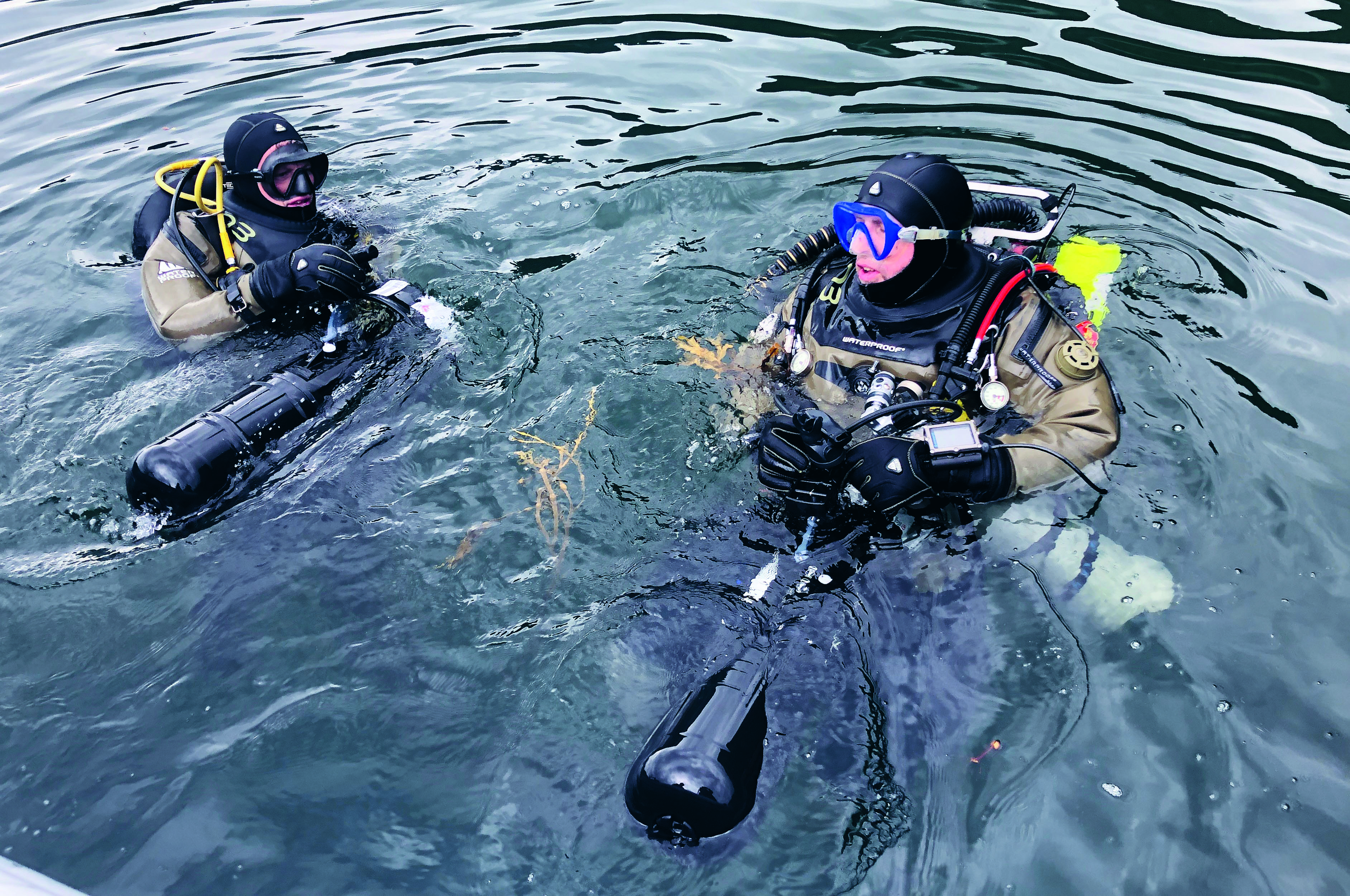 Det var tidvis vanskelege søketilhøve i fjorden. Mellom anna var straumen så sterk at dykkarane måtte bruke såkalla scooterar for å kunne jobbe effektivt. Foto: Rune Timberlid