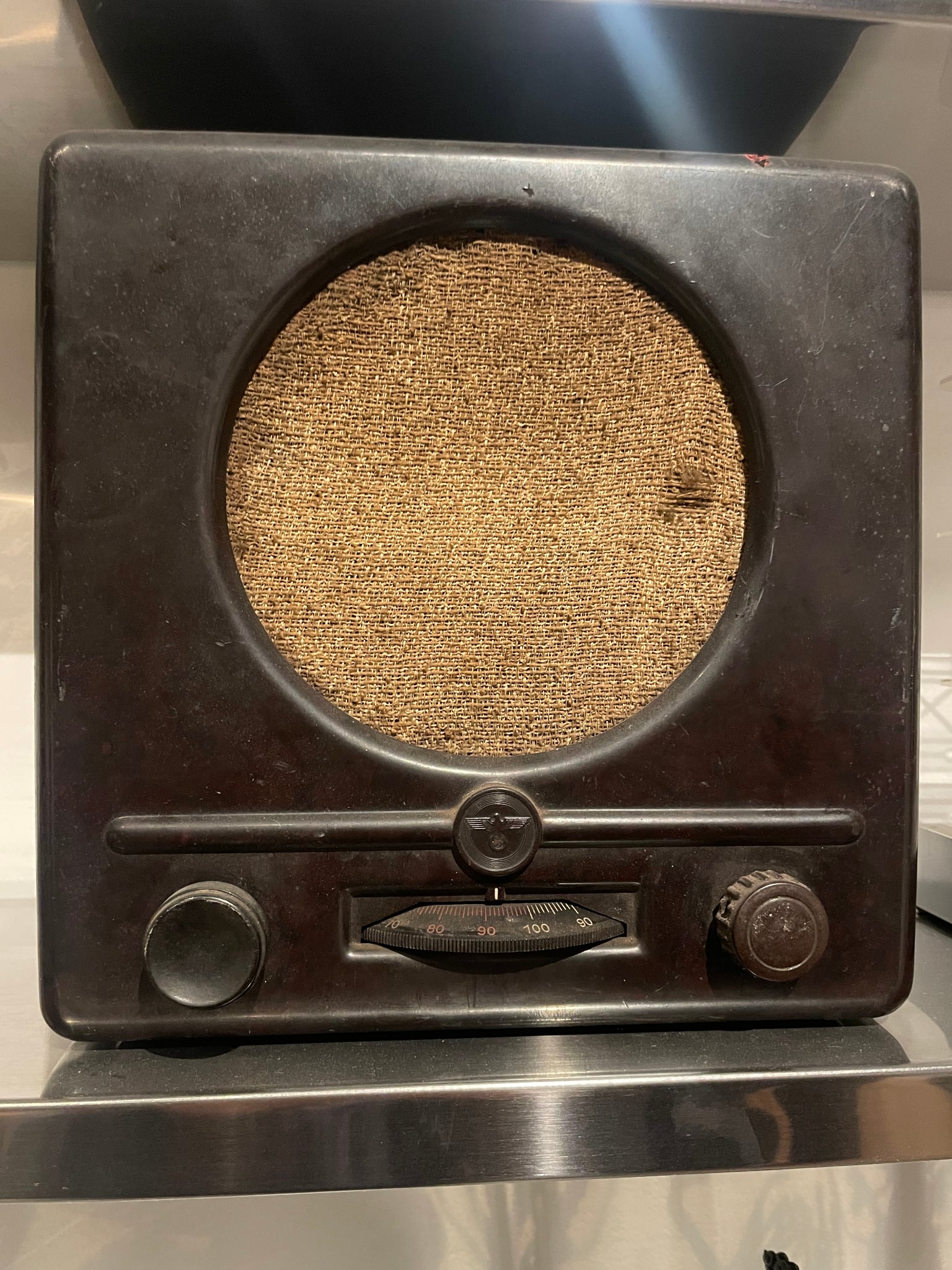 Ein tysk radio med hakekors.