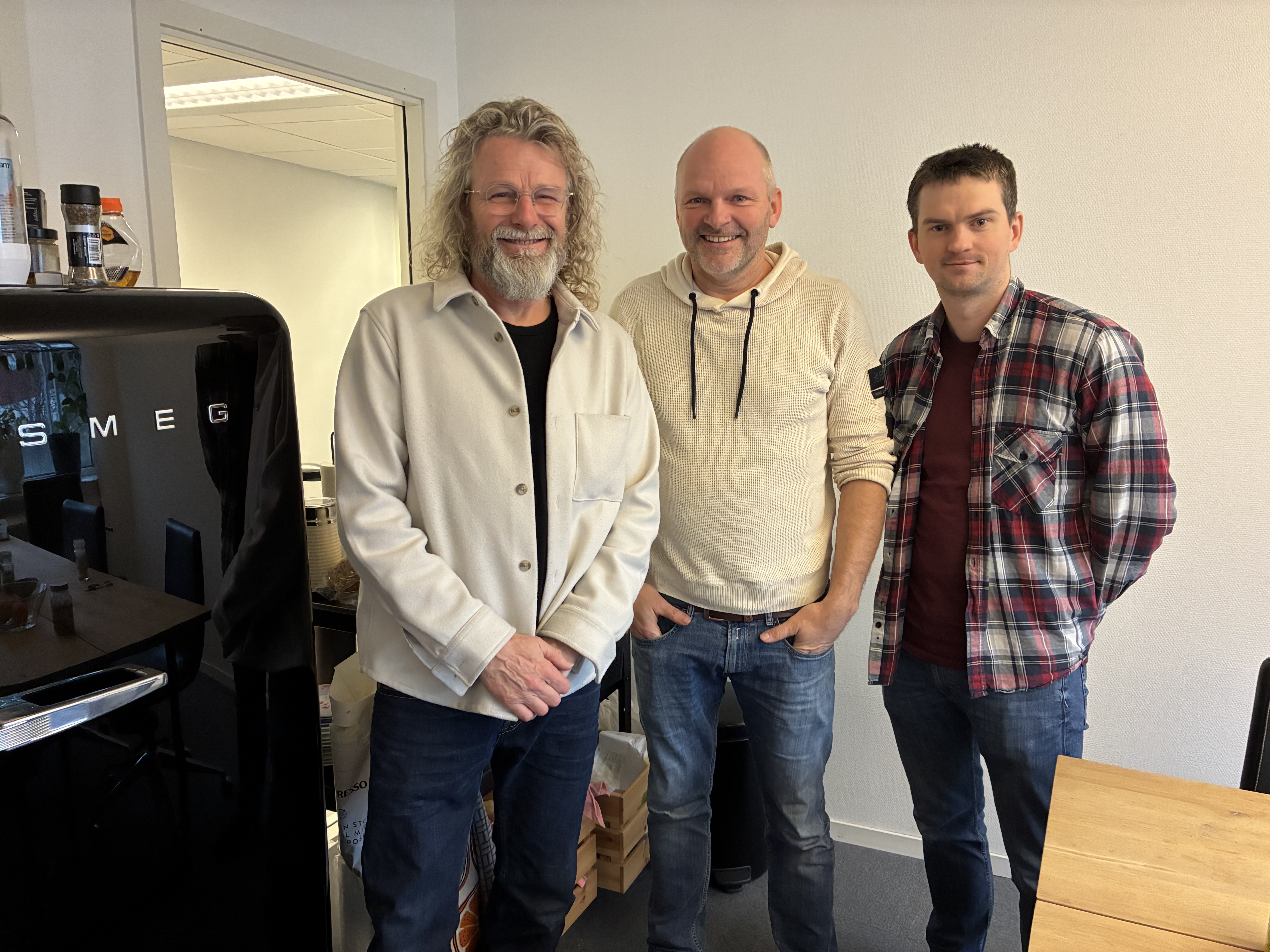 Trioen bak TV-serien «Nytt liv i gamle hus». Frå venstre Einar Nilsson, regissør Jan Inge Skogheim og fotograf Daniel Volle. Foto: Bent Tandstad / NPK