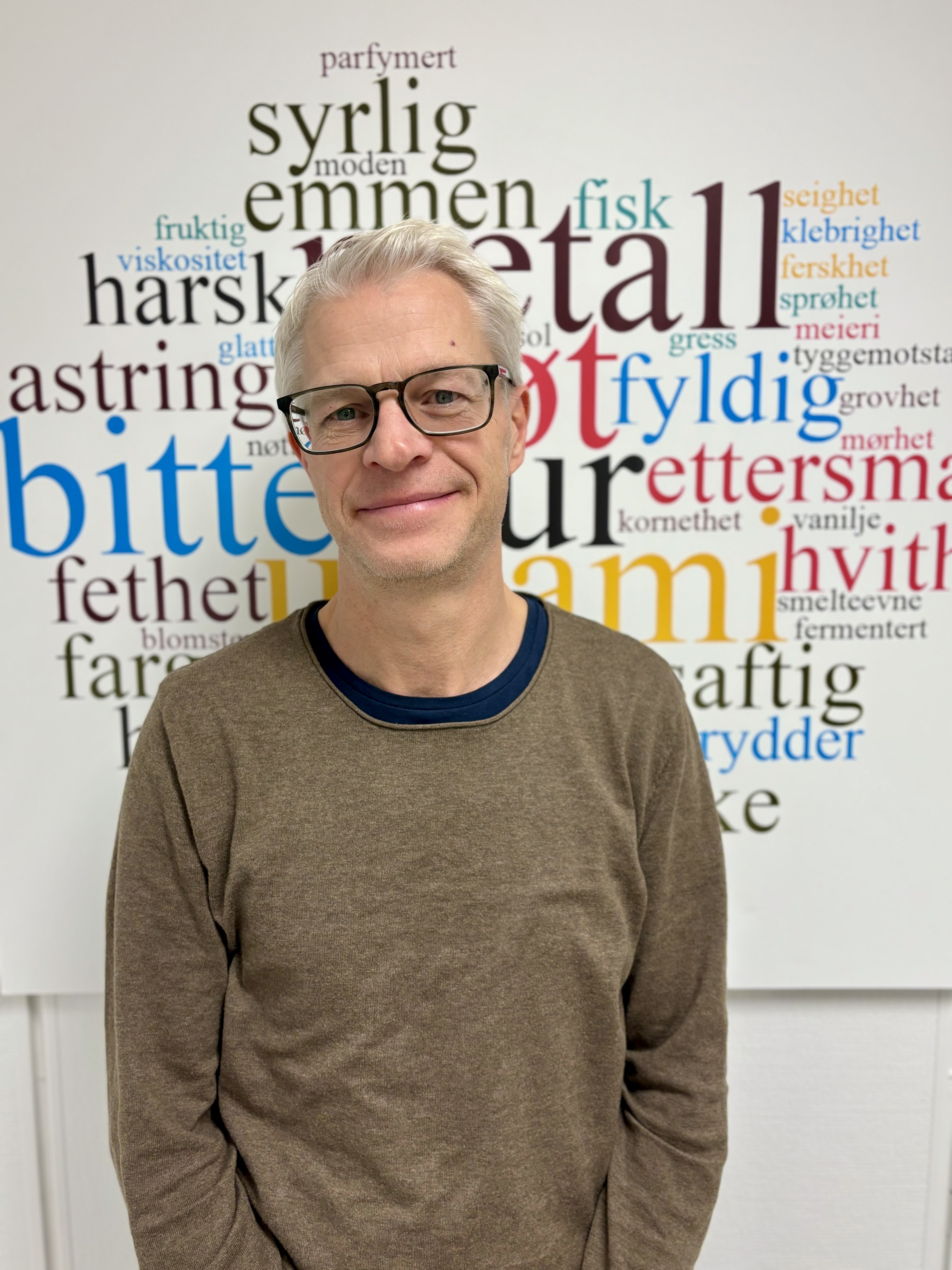 Ansvarleg prosjektleiar Gard W. Karlsnes leverer prøvebretta gjennom luka inn til kvar av dommarane sin arbeidsstasjon. Foto: Heidi Molstad Andresen / NPK
