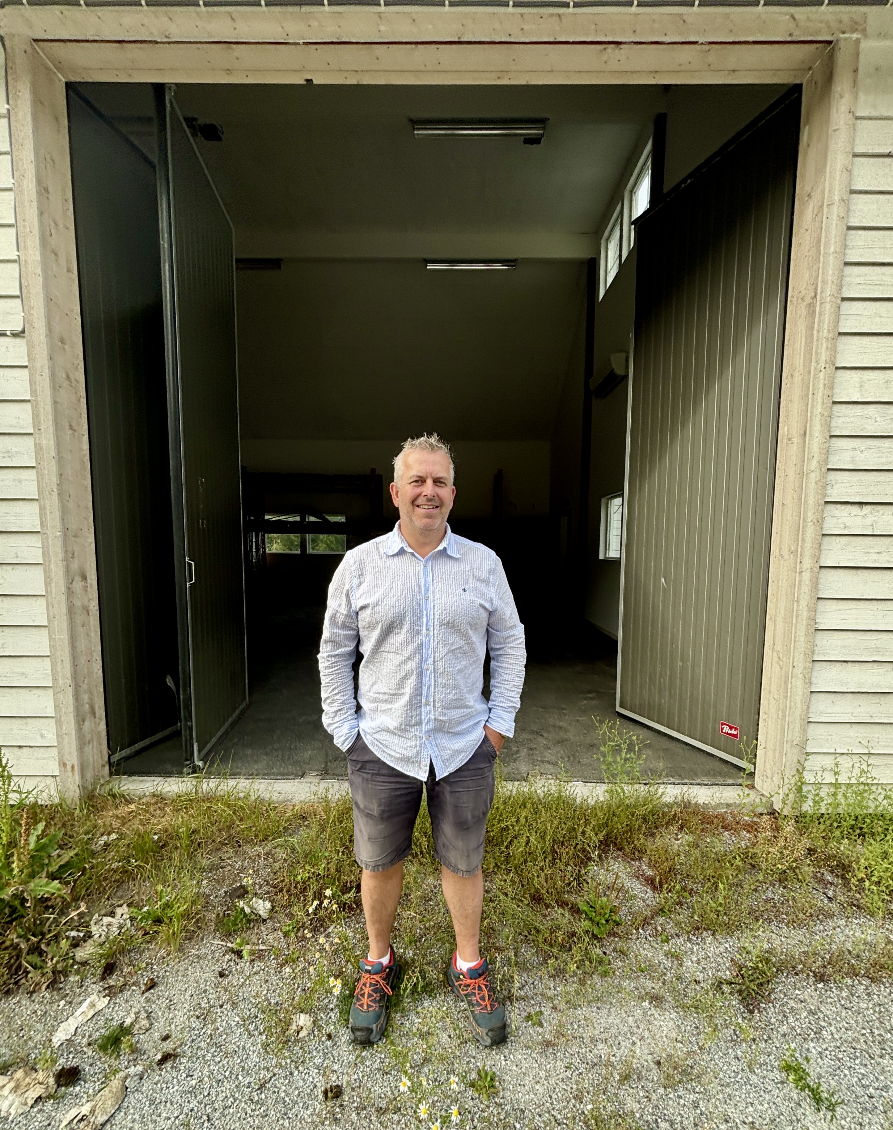 Jon Erix Brox Holme har ingen planar om å rive låven. Han vurderer derimot å flytte han bort i bitar etter kvart. Foto: Heidi Molstad Andresen / NPK