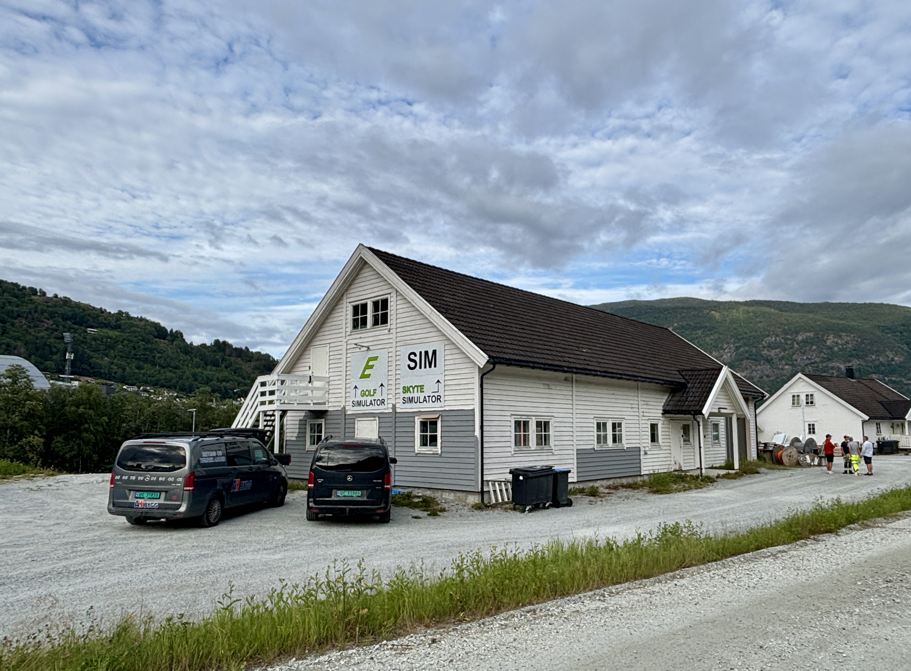 NYTT LIV I LÅVEN: Den gamle låven vart ekspropriert då Statens vegvesen skulle byggje ut Sogndal – Fjærland i 1994, og ein ny låve sett opp på andre sida av riksvegen. Han har allereie hatt fleire liv. Foto: Heidi Molstad Andresen / NPK