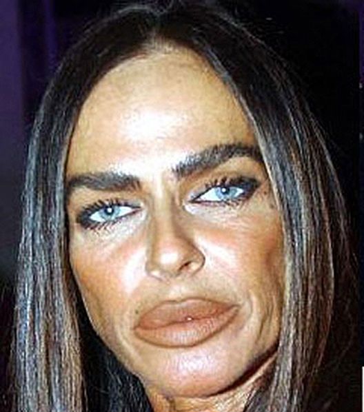 Doreothea Didriksen (76), nå mer kjent som "Kosmetiske Alma" - tidligere Komiske Ali fra Irak.