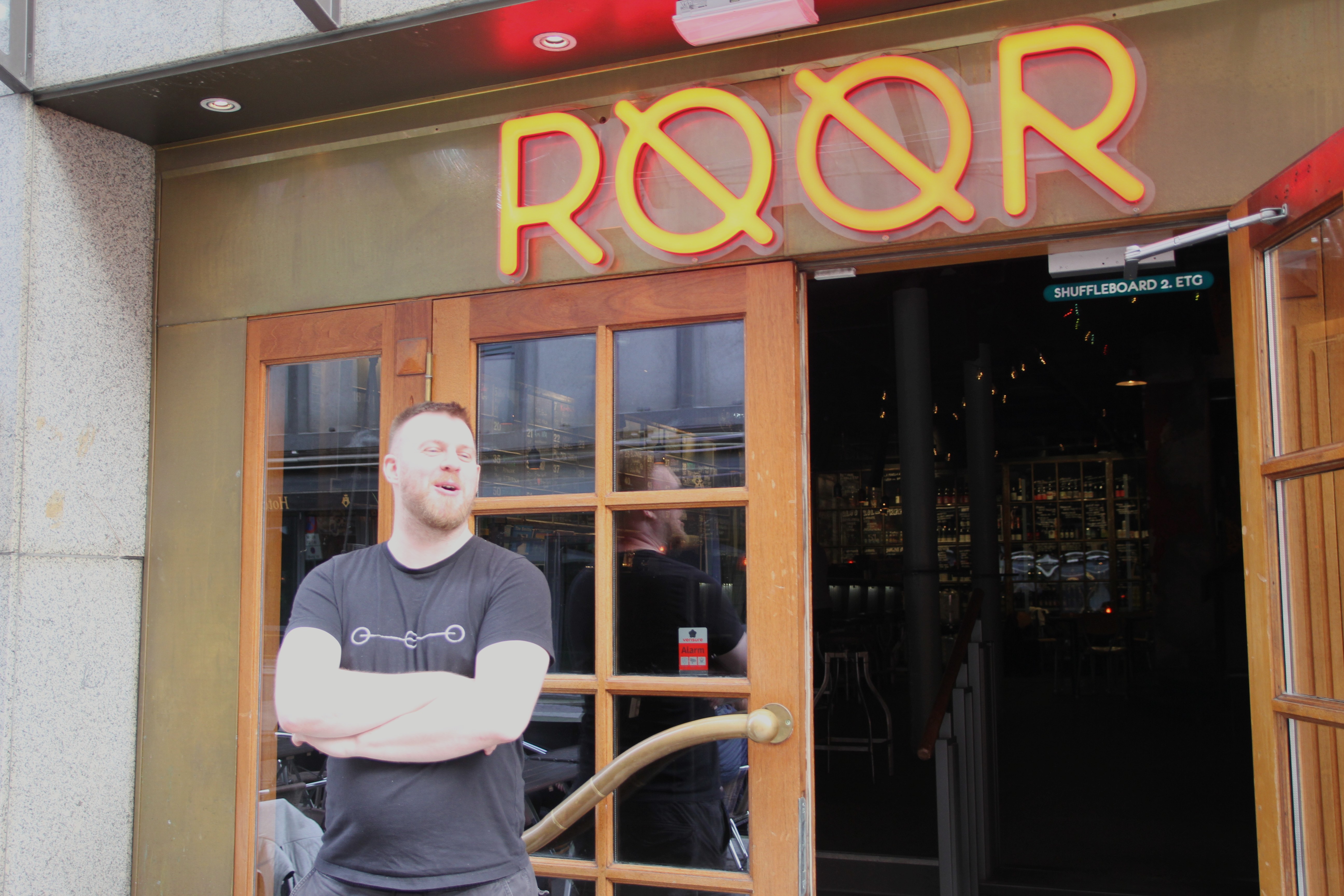 Piers Laverick førebur seg på nok ein dag som sjef på ein av to barar i Noreg som serverer mjød på tapp. Foto: Emil Askvik Hosøy /NPK