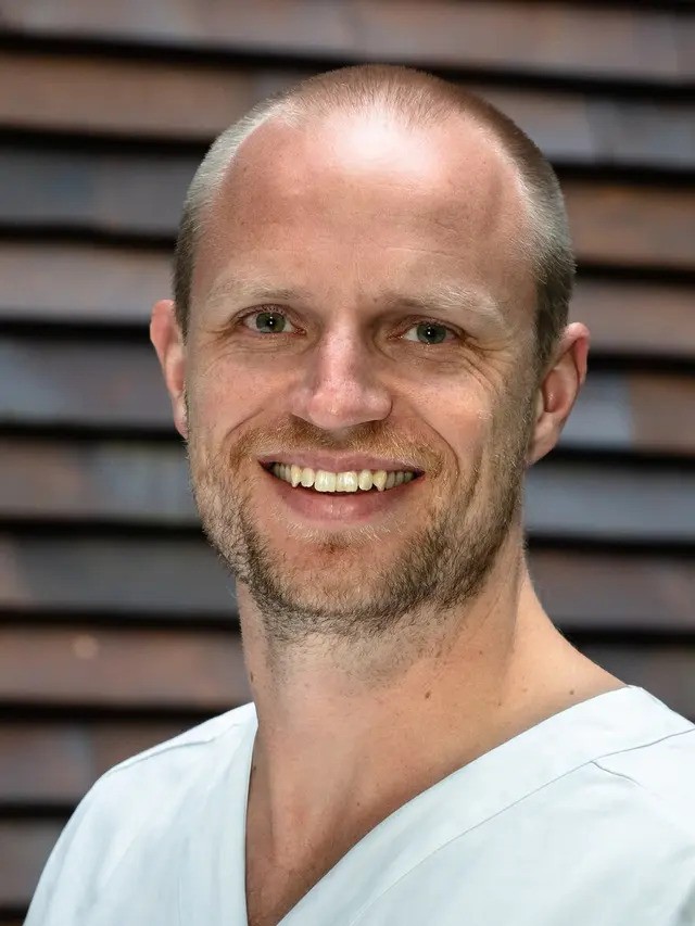 – Hundar som har ein veldig rask reduksjon i allmenntilstanden, eller ikkje vil drikka eller kastar opp alt av mat og drikke, skal undersøkjast av veterinær, seier Sivert Nerhagen, som er internasjonal spesialist i indremedisin for smådyr og jobbar ved NMBU Veterinærhøgskolen, Dyresykehuset – smådyr. Foto: NMBU