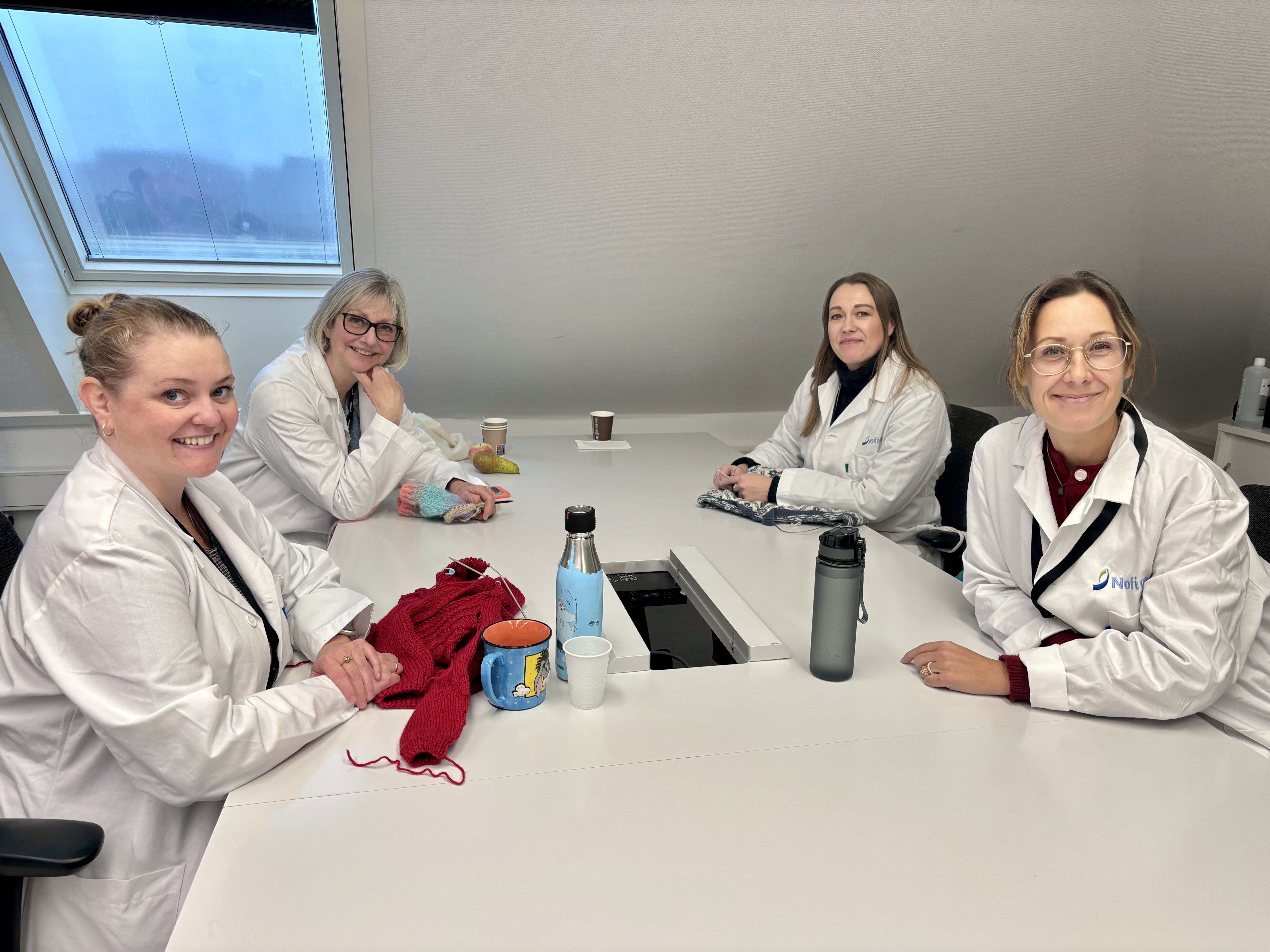 Dommarane brukar pausane til å kvile og nullstille sansane. Dei snakkar aldri om prøvene dei jobbar med. Framme frå venstre: Anine Kallstad, Kristin Enger, Gry Valstad og Malin Sommerseth. Foto: Heidi Molstad Andresen / NPK