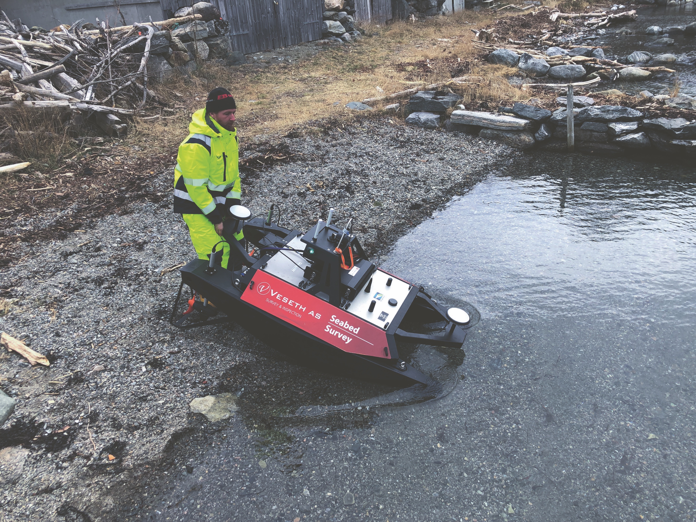 Multistråleekkoloddet blir sjøsett på Nornes. Slikt moderne hydrografisk utstyr kan dekke store område på kort tid. Foto: Rune Timberlid