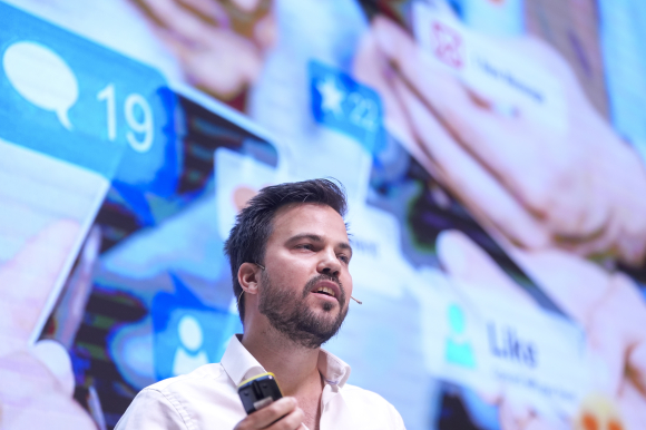 Seniorforskar Paul M.H. Buvarp ved FFI då regjeringa i juni la fram ein strategi for å styrkje motstandskrafta mot desinformasjon. Foto: Terje Pedersen / NTB / NPK
