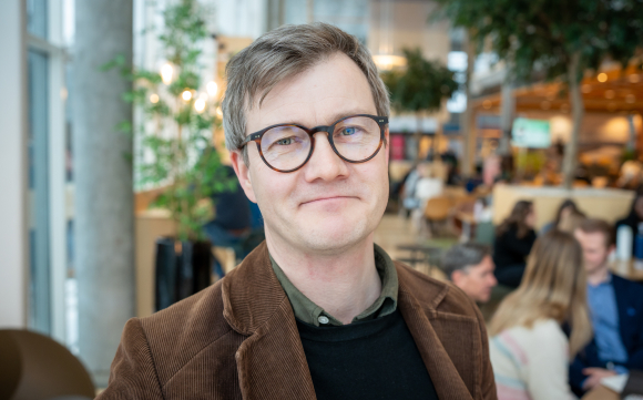 Tettare samarbeid mellom det militære og det sivile Noreg ville vore bra for totalberedskapen, ifølgje forskar Gjermund Forfang Rongved. Han har gitt ut fleire bøker om totalforsvaret i Noreg og Europa. Foto: Universitetet i Innlandet