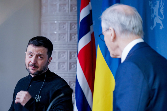 Ukrainas president Volodymyr Zelenskyj og statsminister Jonas Gahr Støre (Ap) under pressekonferansen torsdag. Her takka den ukrainske presidenten Noreg for auka støtte. Foto: Ole Berg-Rusten / NTB / NPK
