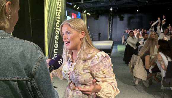 Det var god stemning då Gyda Oddekalv blei intervjua av TV 2 på Generasjonspartiets valvake i Oslo. Foto: Geir Bjarte Hjetland