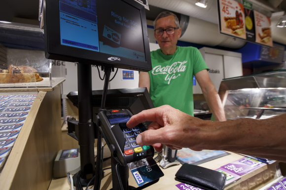 Norske bankar blir heile tida utsette for angrep. Noregs Bank og Finanstilsynet jobbar difor kontinuerleg med betalingsberedskapen dersom alle elektroniske betalingsmåtar skulle bli slått ut samtidig. Foto: Jon Olav Nesvold / NTB / NPK