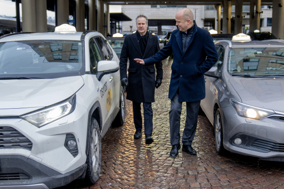– Det frisleppet Høgre-regjeringa leverte, har ført til at taxinæringa har fått utfordringar, seier samferdselsminister Jon-Ivar Nygård (Ap). Saman med finansminister Trygve Slagsvold Vedum (Sp) kjem han no med innstrammingar. Foto: Fredrik Varfjell / NTB / NPK