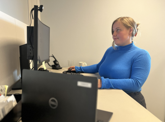 Dersom du har fullført lærarutdanning, jobbar som lege i utvalde kommunar, bur og jobbar i Finnmark eller Nord-Troms eller blir ufør, kan du få sletta delar av studielånet. Ordningane kan også kombinerast, fortel kunderettleiar i Lånekassen, Ambjørg Leden Nytrøen. Foto: Heidi Molstad Andresen/ NPK