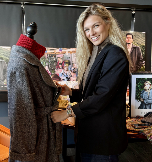 Josefine Rødal Tomren har store visjonar for familieverksemda Kaape, og meiner lokasjonen i Vestnes byggjer opp under merket sin eksklusivitet. Foto: Heidi Molstad Andresen / NPK