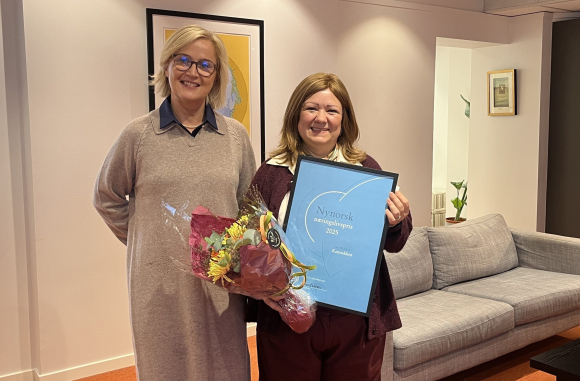 Juryleiar Monica Haanes Waagan (t.v.) og prisvinnar Silje Vatne Ersland. Foto: Noregs Mållag