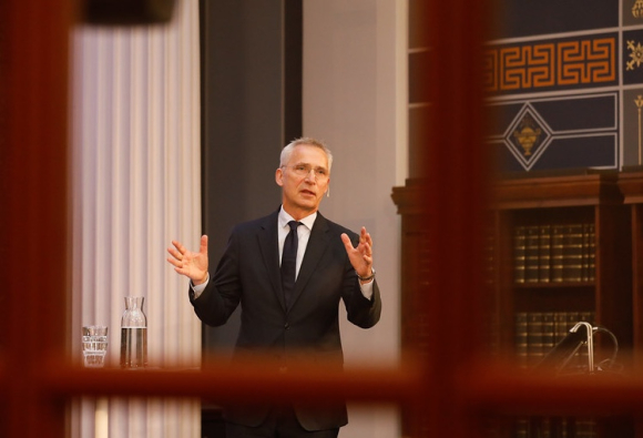 Gullstandard: Dei nye arbeidande pensjonistane er det største auken i yrkesdeltakinga som har hendt i Norge. Det er ein slags gullstandard for samfunnsøkonomien inn i politikken, ifølgje Jens Stoltenberg. (Foto: Ida Laingen / Finansdepartementet)