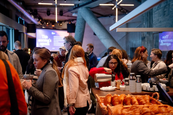 Nyskapingsmylder i Oslo: Den årlege innovasjonsveka er eit myldringsbol for nyskaparar og risikotakarar, her frå avsparksmøtet på Trekanten tidlegare i 2023. Foto: OIW: 