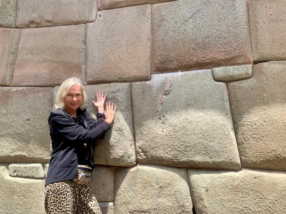 De gamle gatestenene i Cusco har en egen kraft (foto: Lisbeth Hauge)