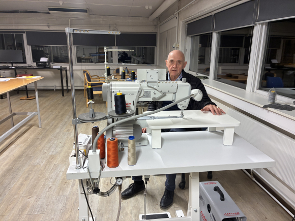 Lars Einar Riksheim sikra gjennom selskapet Innovern produksjon av munnbind i Noreg under pandemien. Industrisymaskinar har vore eit spesialfelt  i alle år. Foto: Bent Tandstad / NPK