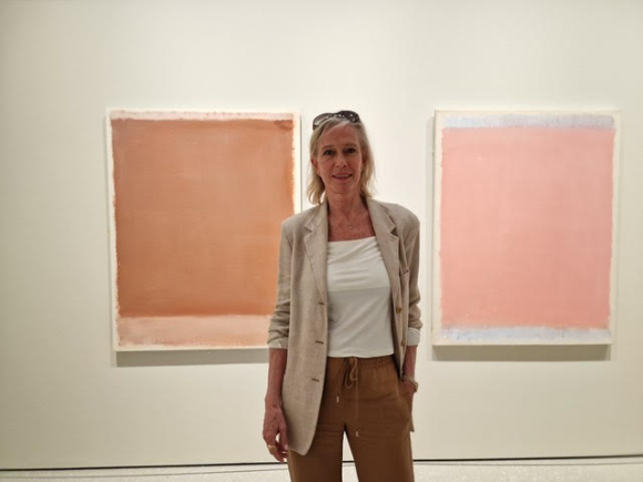 Mark Rothkos møte med papiret har mye av stoffligheten en forbinder med lerretsmaleriene hans, mener Bodil Fuhr.