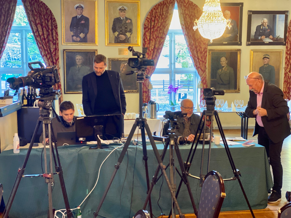 Seniorer i fri utfoldelse: 12 år etter at artikkelforfatter Sverre Bjørnholt (th) "gikk av" med pensjon i TV2 er han fortsatt aktiv i mediesektoren. (Foto: Vegar Aase)