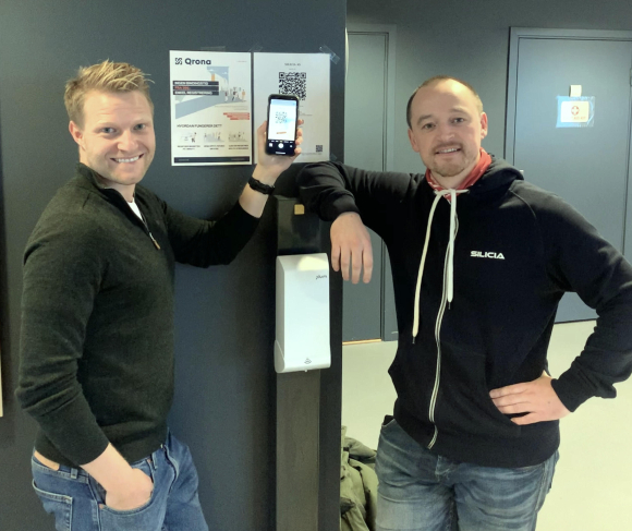 Martin Schei og Nicklas Stavnar i Qrona har utviklet en brukervennlig løsning for registrering av fremmøtte barn på trening, gjester til serveringssteder og fremmøtte studenter  på universiteter. Her står de ved registreringen til Silicia teknologiinkubator. Foto: Qrona 