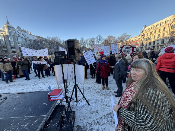 Den siste store aksjonen på Eidsvoll plass torsdag 8. januar 2026, då håpet for ortopedien i Lærdal framleis levde. Foto: Jan Inge Fardal / NPK