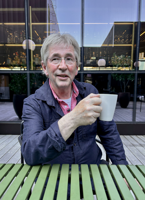 – Å bli sett, når ein er gründer i eit distrikt som politikken har prøvd å avfolke i mange år – det gjer inntrykk på meg. Det betyr jo at me i distrikta har kvalitetar som storsamfunnet treng, seier Arne Brimi etter å ha fått NHO Reiseliv sin heiderspris. Foto: Heidi Molstad Andresen / NPK