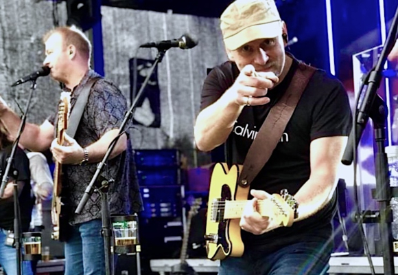 Frank Willy Utgård trivst godt som gitarist i festcountrybandet Vassendgutane. Foto: Vassendgutane.