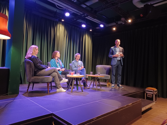 Cathrine Skar (t.v.) var ein del sekretariatet for folkepanelet for berekraftig forbruk. Her er ho saman med professor Karen O'Brien ved UiO og leiar Truls Gulowsen i Naturvernforbundet under ein panelsamtale om naturkrisa. Ståande er ordstyrar. Foto: Kjell Åsmund Sunde/ NPK