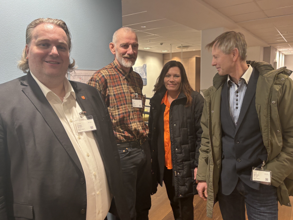 Frå venstre ordførar i Årdal, Christian Sønstlien, Ketil Gutubø frå Norsk Bonde og Småbrukarlag, ordførar i Lesja, Mariann Skotte og Ole Bjarne Hovland i Norges Bondelag var samde om at samlinga på tvers av alle grenser kan ha vore avgjerande for gjennomslaget. Foto: Jan Inge Fardal / NPK