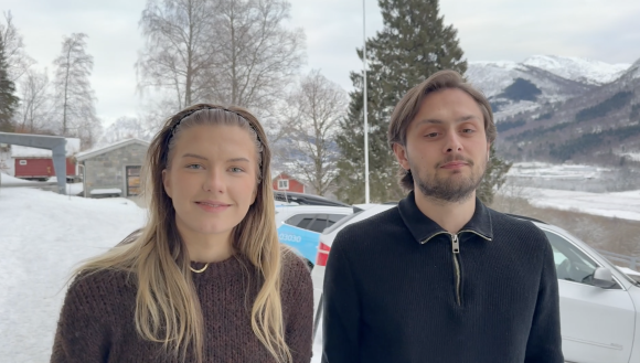 – For meg er nynorsk norsk, seier den unge journalisten Julie Haugen frå Hornindal. Ho og kollega Jarand Aga Baas frå Aga er superinspirerte av Jon Fosse. Sjå kva dei og fleire andre elles seier i videodokumentaren om kva Fosse betyr for nynorskfolket.  Foto: OBM/NPK