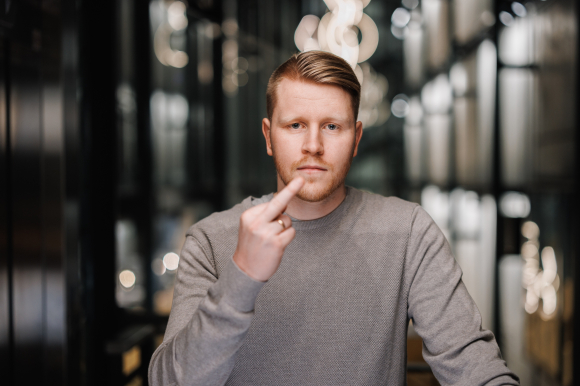 Fredrik Fornes er lei av dårlege stillingsannonsar. Han prøvar å nå ut med bodskapen sin i sosiale medium og gjennom foredrag. Foto: Øyvind Ganesh Eknes