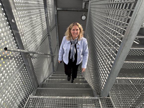 – Me leverer potetsprit til alle som lagar akevitt i Noreg, og er blant dei få i verda som faktisk lagar sprit på potet. Dei fleste lagar jo sprit på korn og mais, seier Hanne Hognes ved Hoff. Foto: Heidi Molstad Andresen / NPK