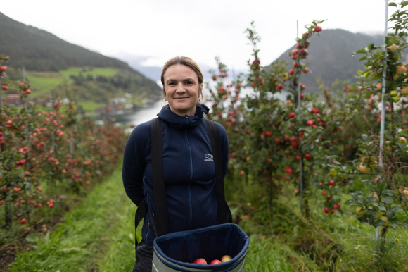 Mette Marie Heiberg er utdanna innan skogbruk og økonomi ved Universitetet på Ås. I dag rår ho over 200 dekar jordbruksareal, 12.000 dekar produktiv furuskog og like mykje fjell- og jaktterreng. Foto: Privat