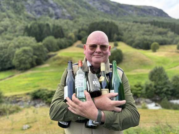 Tusenvis av smakar: Finn Eirik Larsen turnerer Norge med eit utal ulike vinar i bagasjen og utfordrar smaksløkane til folk flest. (Foto: Fretta/Magne Otterdal)