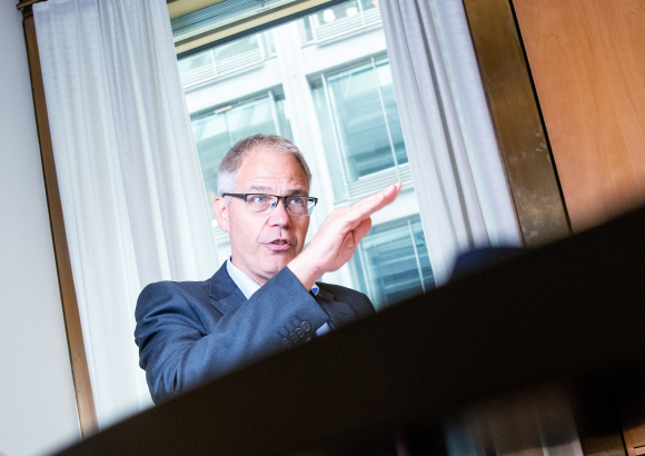 Mørke skyer over eigedom: Finanstilsynsdirektør Per Mathis Kongsrud er uroa over den auka konkursrisikoen i eigedomssektoren. Foto: Fretta/Gorm Gaare.