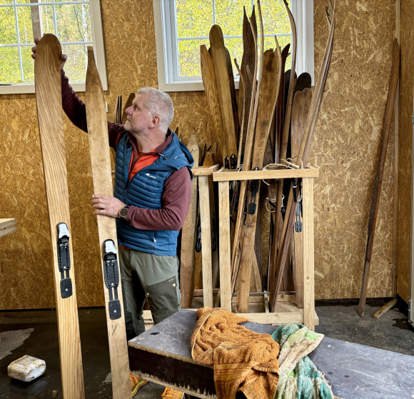 Tarjei Gjelstad er tidlegare leiar av skisportmuseet i Morgedal og ein ivrig treskimakar. Foto: Heidi Molstad Andresen / NPK