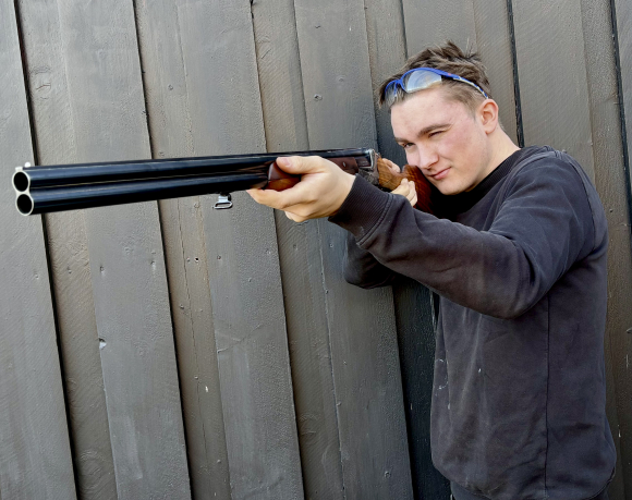 Ei eldre småvilthagle er inne til service. Med ei hagle bør ein ikkje stå lenger unna byttet enn 40–50 meter. Ei rifle kan derimot treffe presist på opptil 1000 meter. Foto: Heidi Molstad Andresen / NPK